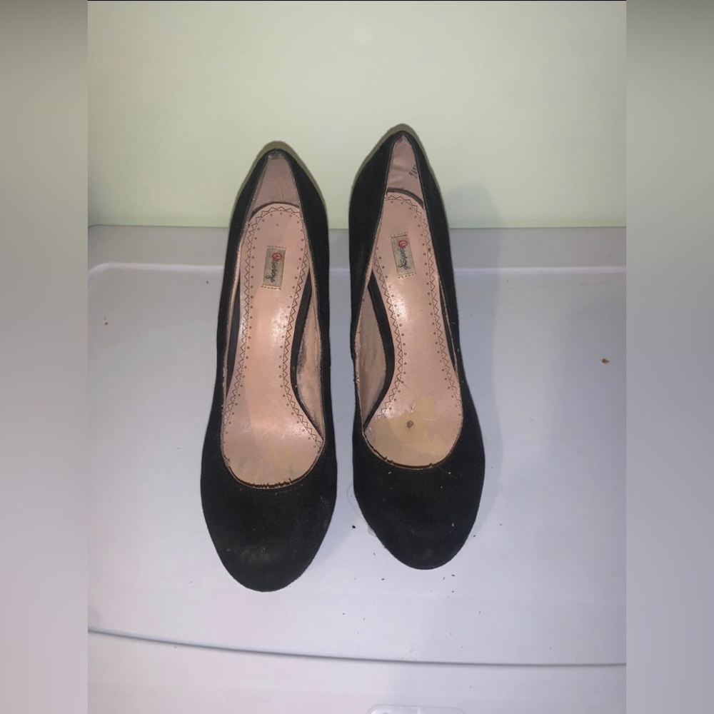 Black pumps